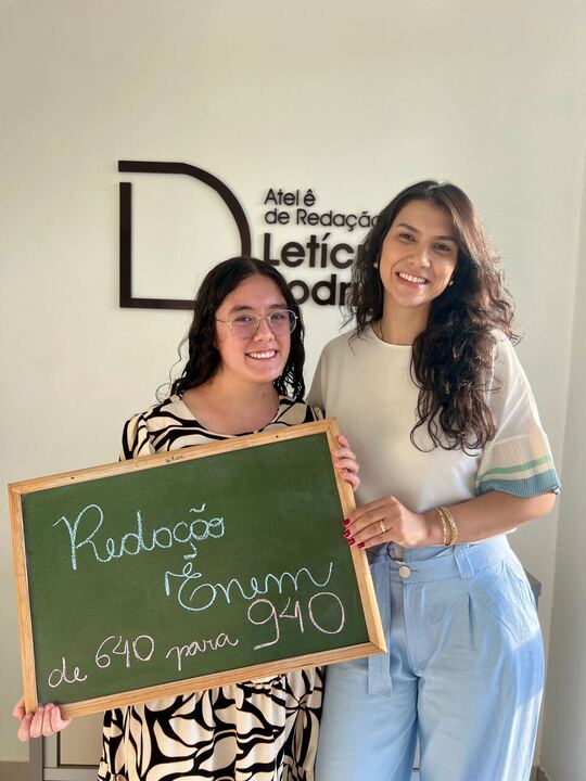 Aluna aprovada Camila com nota 940 na redação do ENEM