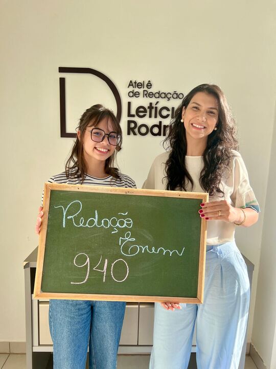 Aluna aprovada Larissa com nota 940 na redação do ENEM